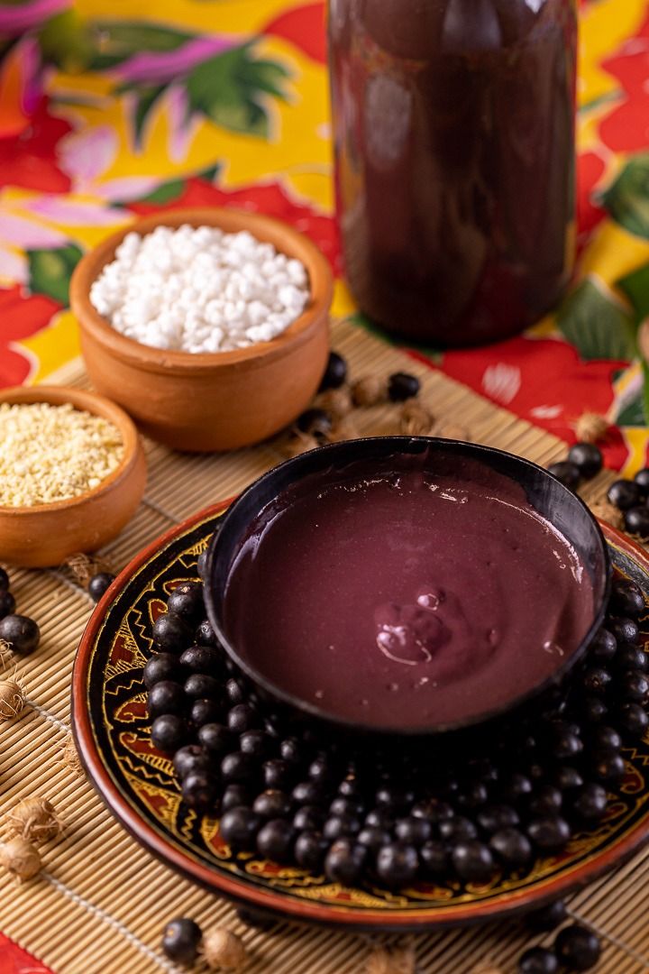 Pessoa segurando uma tigela de açaí