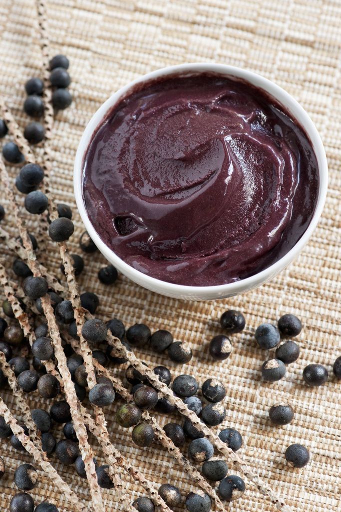 Tigela de açaí com frutas frescas